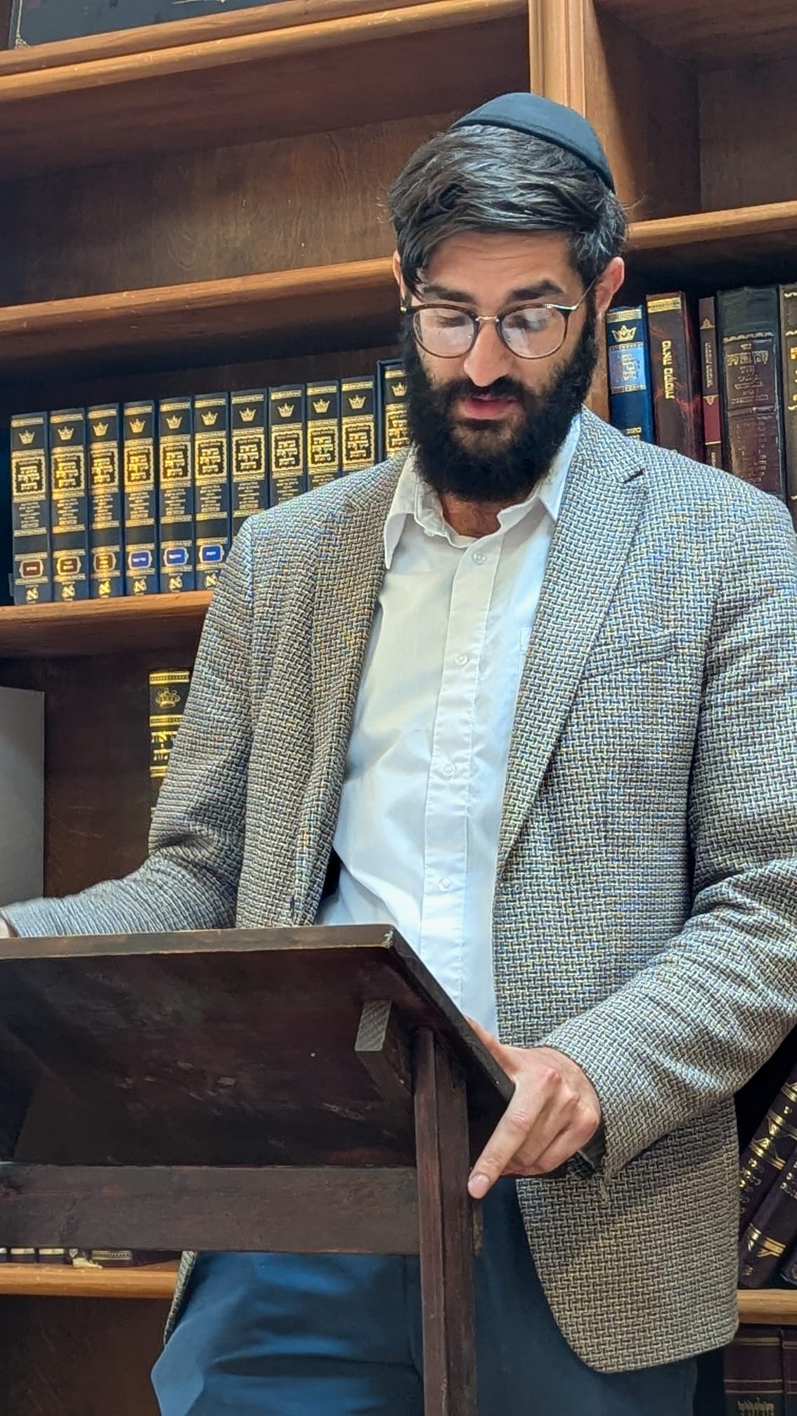 Torah learning in front of sefarim